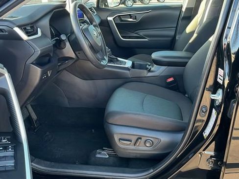 Used 2025 Toyota RAV4 XLE AWD/4WD image 17