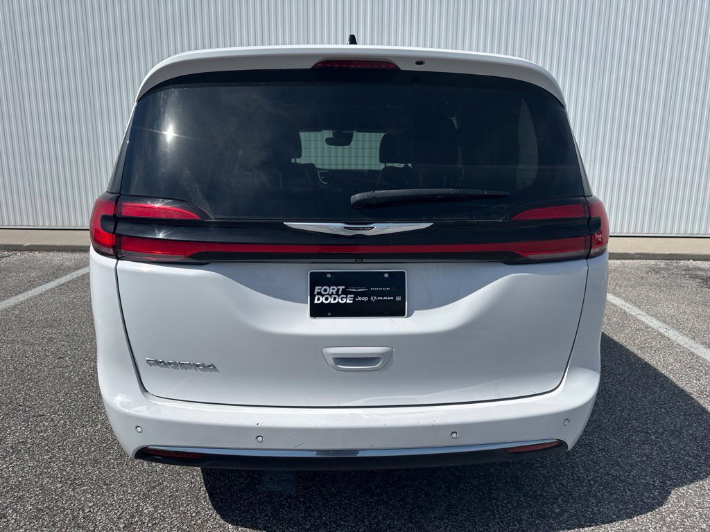 Used 2024 Chrysler Pacifica Touring-L FWD image 5