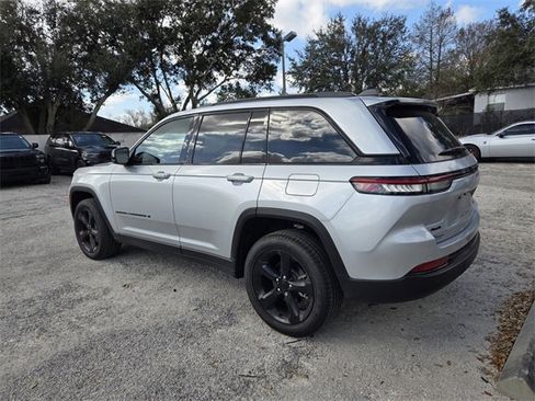 Certified 2025 Jeep Grand Cherokee Limited w/ Black Appearance Package image 4