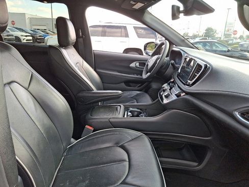 Used 2025 Chrysler Pacifica Limited image 12