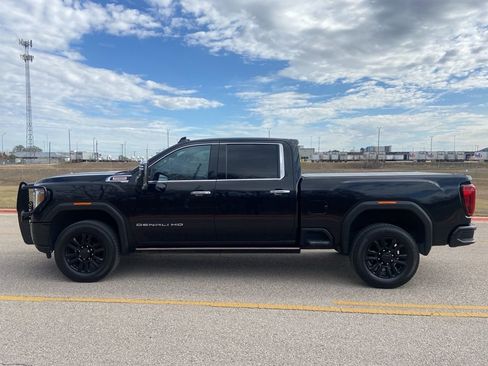 Used 2022 GMC Sierra 2500 Denali w/ Denali Black Diamond Edition image 2
