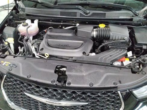 Used 2024 Chrysler Pacifica Touring-L image 11