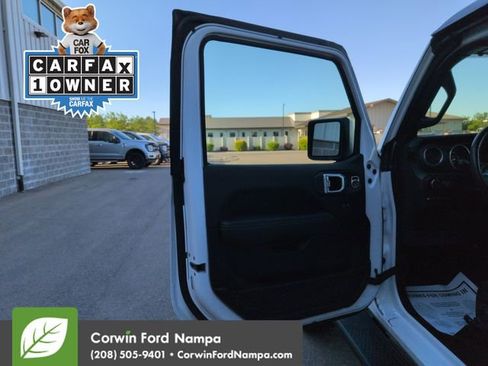 Used 2022 Jeep Wrangler Unlimited Sahara w/ Cold Weather Group AWD/4WD image 10