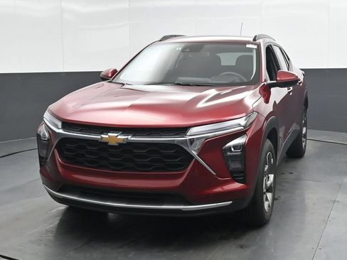 Used 2025 Chevrolet Trax LT FWD image 6