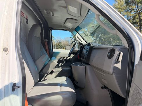 Used 2014 Ford E-350 and Econoline 350 Super Duty image 24