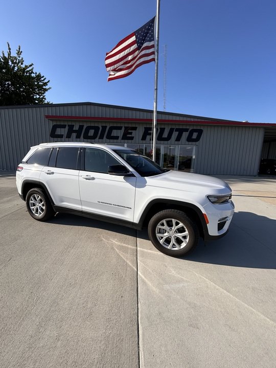 Used 2023 Jeep Grand Cherokee Limited AWD/4WD image 2