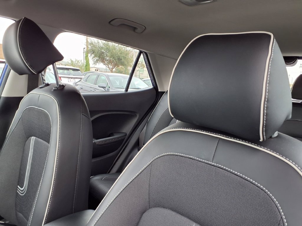 Used 2025 Hyundai Venue Limited FWD image 17