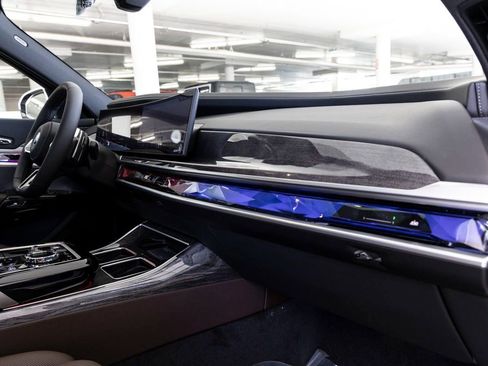 New 2026 BMW 750e xDrive image 33