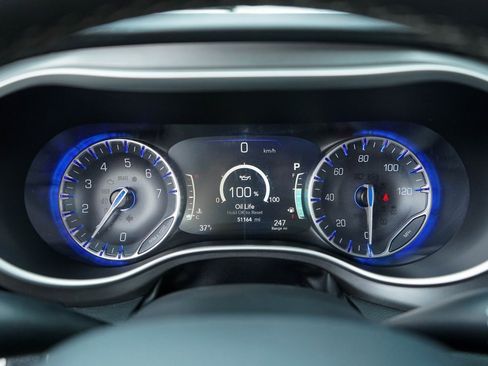 Used 2024 Chrysler Pacifica Touring-L image 4