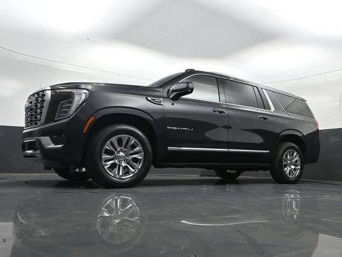 Used 2025 GMC Yukon XL Denali AWD/4WD image 30