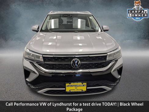 Used 2024 Volkswagen Taos SE w/ Panoramic Sunroof Package FWD image 2