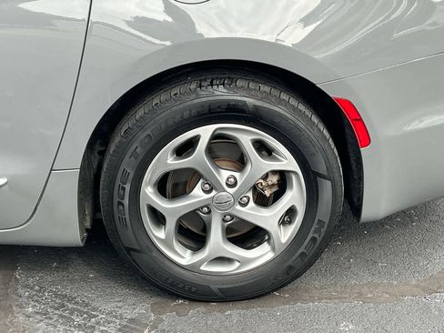 Used 2022 Chrysler Pacifica Limited image 64