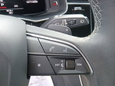 Used 2023 Audi Q8 Premium image 22