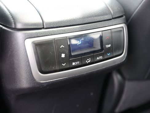 Used 2019 Toyota Highlander XLE AWD/4WD image 24