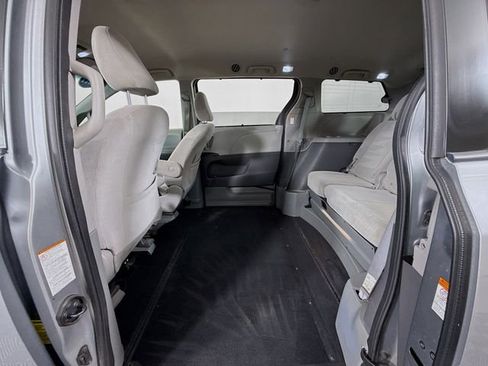 Used 2017 Toyota Sienna LE image 9