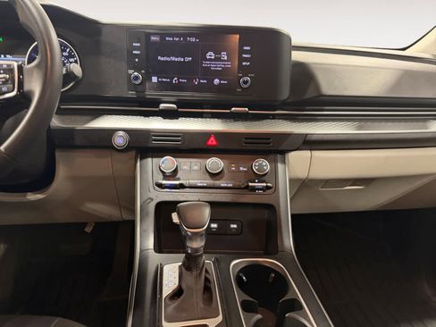 Used 2023 Kia Carnival LX image 12