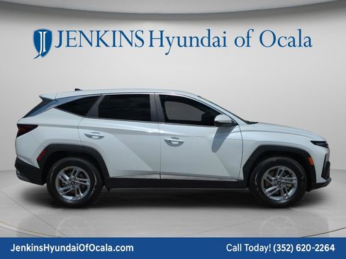 Used 2025 Hyundai Tucson SE FWD image 2