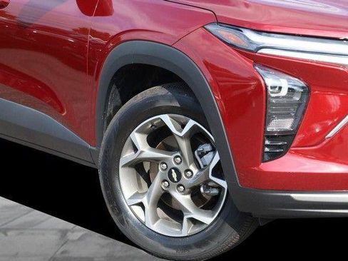 Used 2025 Chevrolet Trax LT w/ LT Convenience Package FWD image 3