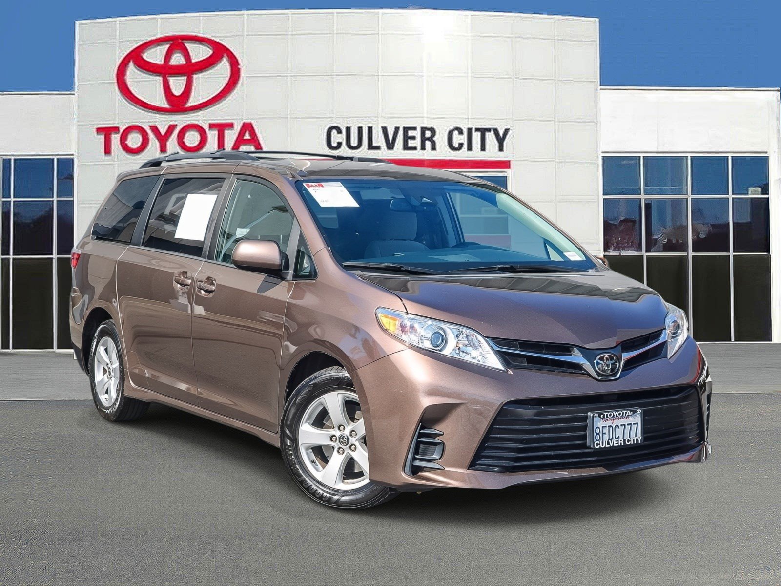 Used 2018 Toyota Sienna LE w/ Carpet Mat Package FWD image 1
