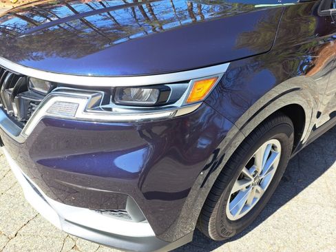 Used 2023 Kia Carnival LX image 27