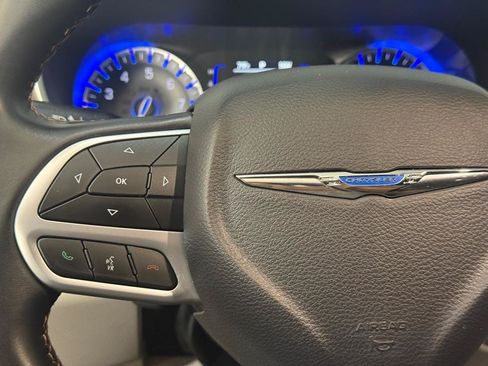 Used 2018 Chrysler Pacifica Touring-L w/ Premium Audio Group FWD image 21