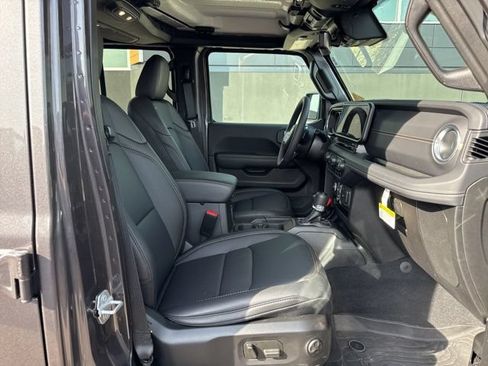 Used 2025 Jeep Wrangler Unlimited Sahara AWD/4WD image 10