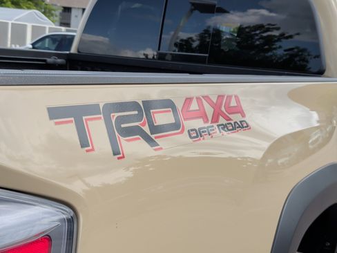 Used 2020 Toyota Tacoma TRD Off-Road w/ Technology Package AWD/4WD image 13