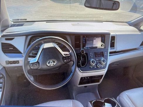 Used 2017 Toyota Sienna XLE w/ XLE Navigation Package FWD image 11