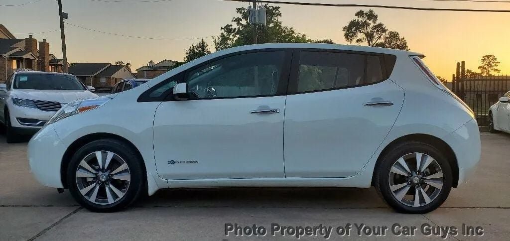 Used 2015 Nissan Leaf SL w/ Premium Package FWD image 18