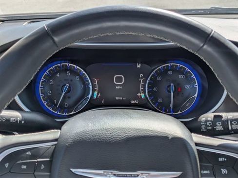 Used 2022 Chrysler Pacifica Touring-L w/ Uconnect Theater Family Group FWD image 18