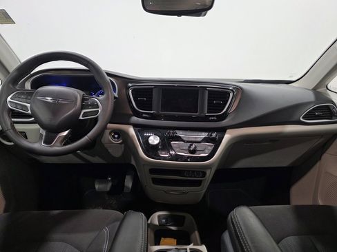Used 2024 Chrysler Voyager LX image 12