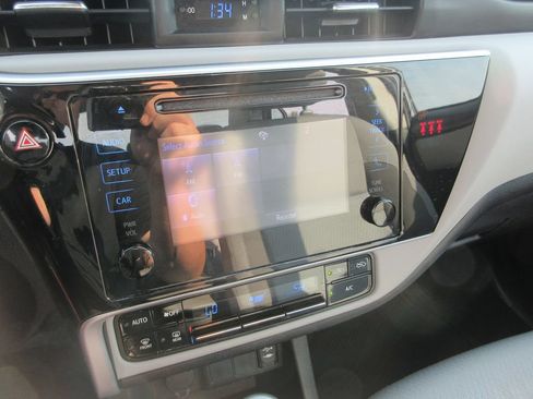 Used 2018 Toyota Corolla LE FWD image 21