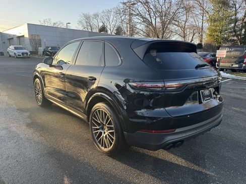 Used 2022 Porsche Cayenne Platinum Edition image 7