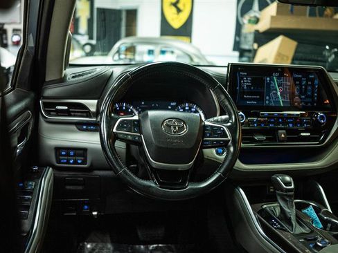 Used 2022 Toyota Highlander Limited image 18
