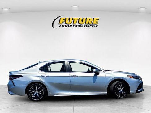 Used 2021 Toyota Camry SE FWD image 3