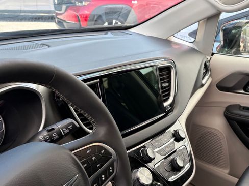 Used 2024 Chrysler Pacifica Touring-L FWD image 38