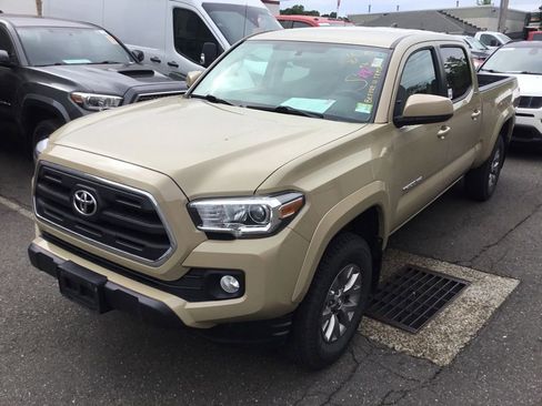 Used 2016 Toyota Tacoma SR5 w/ SR5 Appearance Package (SN) AWD/4WD image 3