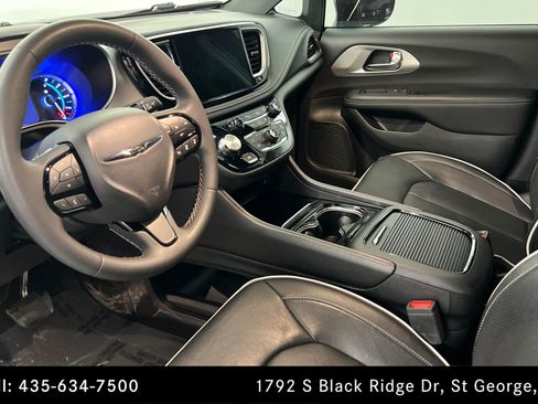 Used 2023 Chrysler Pacifica Limited w/ Uconnect Theater Family Group FWD image 15