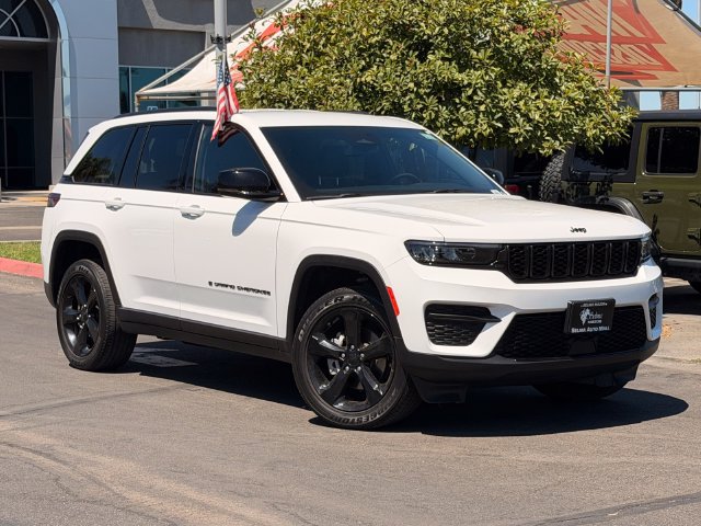Used 2023 Jeep Grand Cherokee Altitude AWD/4WD image 2