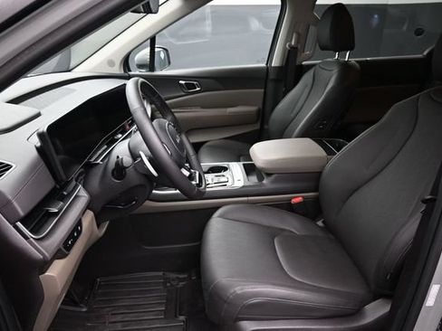 Used 2025 Kia Carnival EX FWD image 19