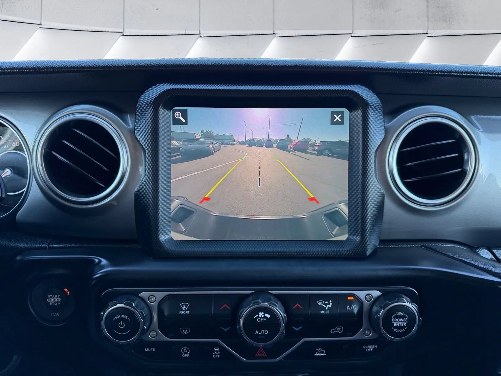 Used 2020 Jeep Gladiator Overland AWD/4WD image 15