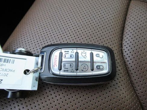 Used 2017 Chrysler Pacifica Limited FWD image 30