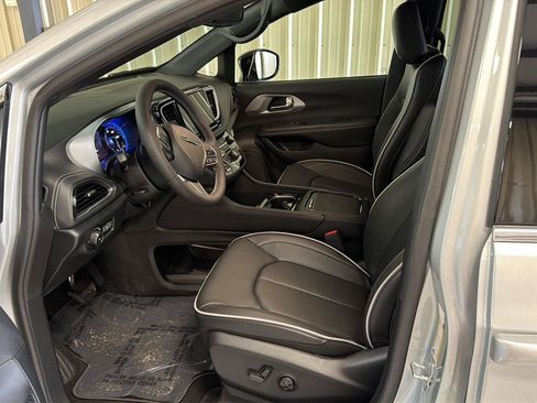 New 2026 Chrysler Pacifica Limited FWD image 10