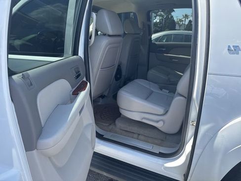 Used 2007 Chevrolet Suburban 2500 LT w/ LT Preferred Equipment Group image 8