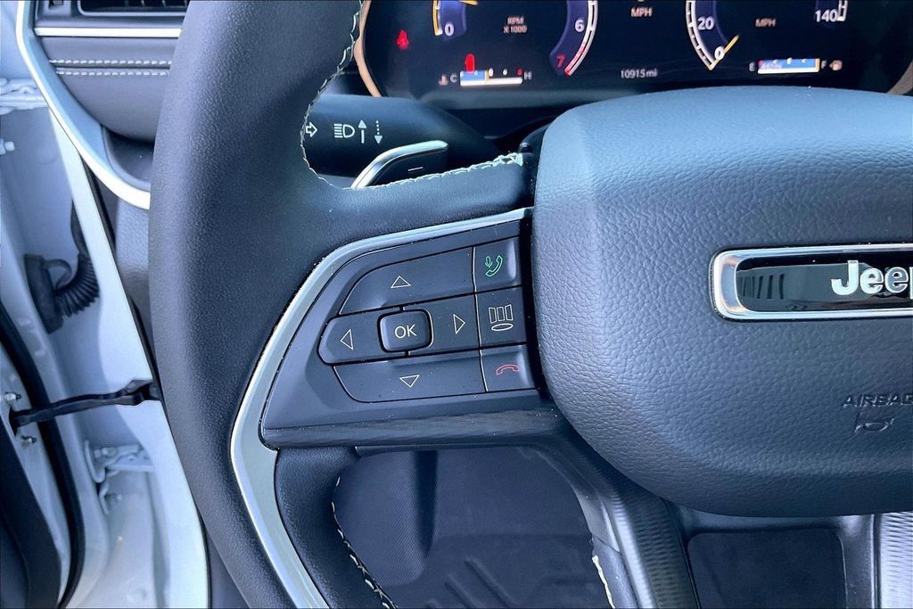 Used 2025 Jeep Grand Cherokee Laredo X RWD image 17