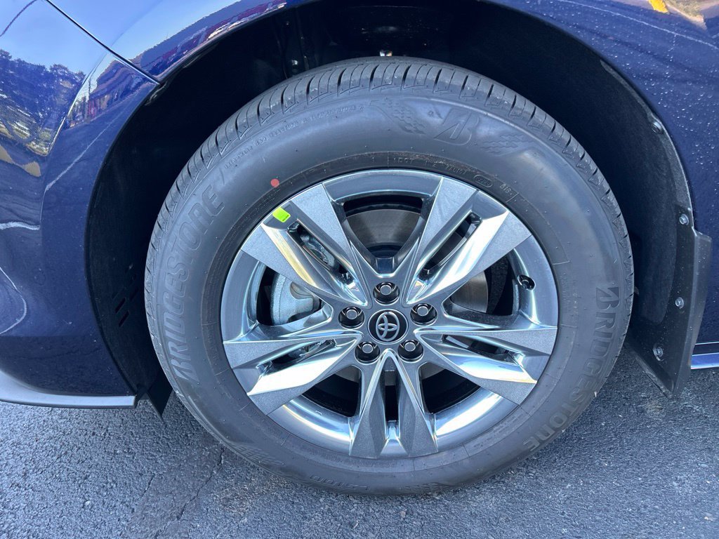 New 2026 Toyota Sienna XLE AWD/4WD image 30