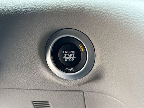 Used 2023 Chrysler Pacifica Touring-L FWD image 28