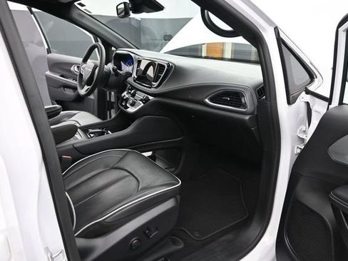 Used 2026 Chrysler Pacifica Limited FWD image 26