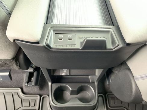 Used 2025 Toyota Sienna XLE AWD/4WD image 33