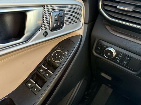 Used 2020 Ford Explorer Limited w/ Class III Trailer Tow Package image 18